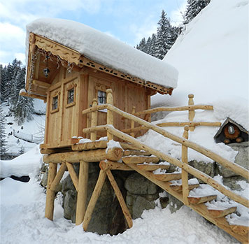 casetta di legno nella neve