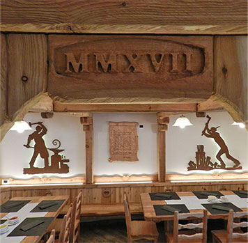 sala da pranzo con decorazioni in legno