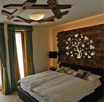 decorazione parete letto